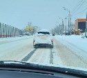 "Обычная человеческая лень": по Южно-Сахалинску после метели ездят машины-"снеговики"