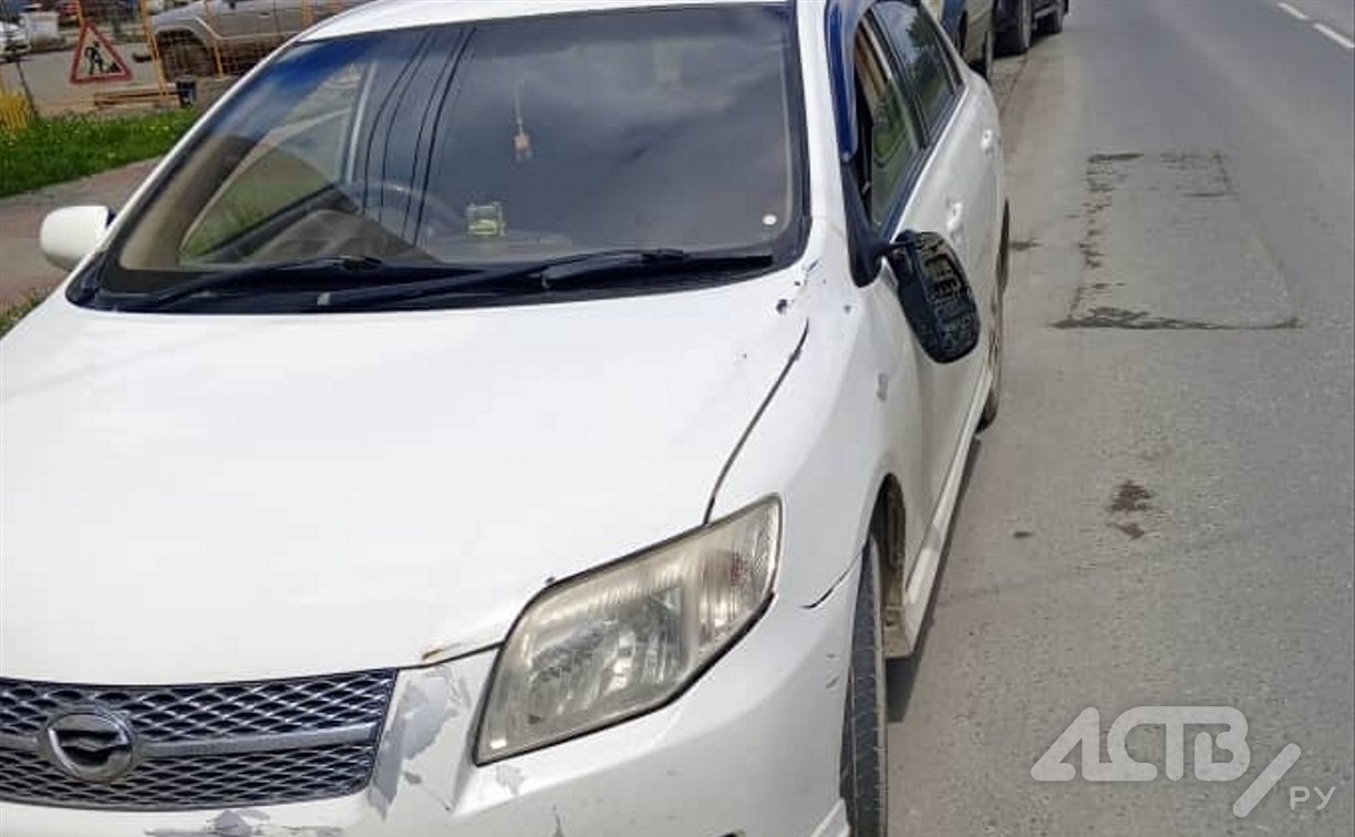 Неизвестный водитель врезался в Toyota Corolla Axio и скрылся с места ДТП в Южно-Сахалинске