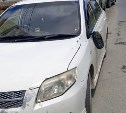 Неизвестный водитель врезался в Toyota Corolla Axio и скрылся с места ДТП в Южно-Сахалинске