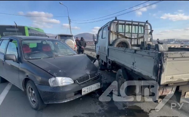 В Южно-Сахалинске на мосту произошло ДТП