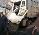 Кабина всмятку, уголь по всей дороге: жёсткое столкновение самосвалов на Сахалине
