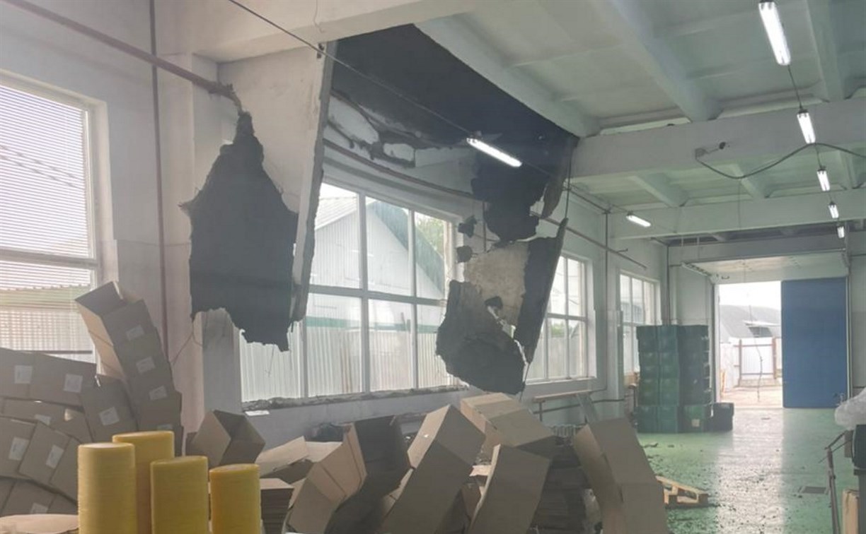 На молокозаводе в Поронайске во время рабочего дня упал потолок
