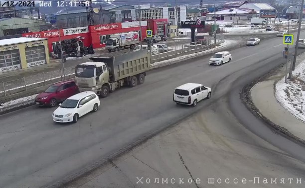 Самосвал протаранил легковушку на перекрёстке в Южно-Сахалинске