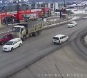 Самосвал протаранил легковушку на перекрёстке в Южно-Сахалинске