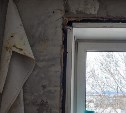 "Ремонтируют целлофаном": квартиру южносахалинцев затопило в очередной раз,  заливает электрощиток 