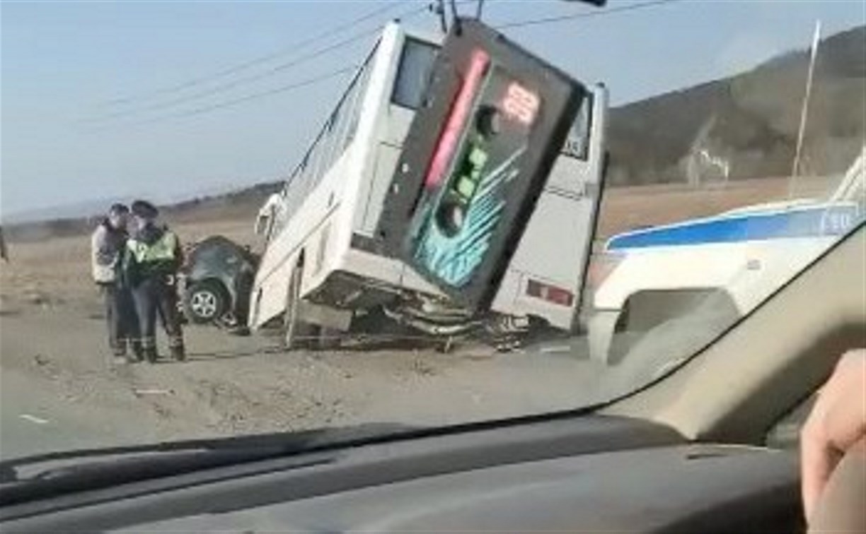 "Нива" и рейсовый автобус столкнулись между Новоалександровском и Березняками