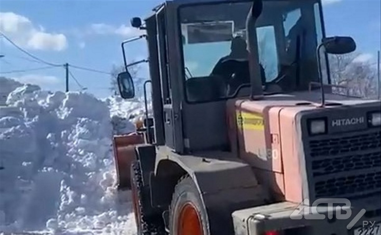 Боимся, что затопит: гора грязного снега возвышается на перекрёстке в Южно-Сахалинске