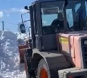 Боимся, что затопит: гора грязного снега возвышается на перекрёстке в Южно-Сахалинске
