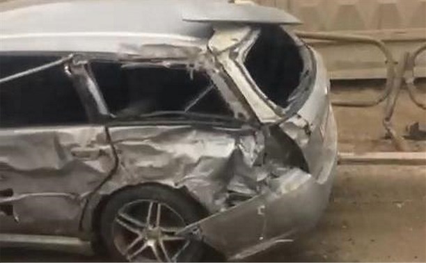 Легковушка въехала под грузовик в Южно-Сахалинске