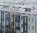 Полыхающий пожар в пятиэтажке попал на видео в Томари