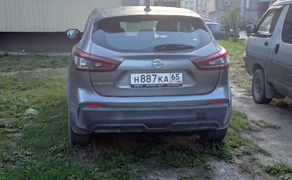 Владелец Nissan Qashqai заплатит 150 тысяч рублей за парковку на газоне в Южно-Сахалинске