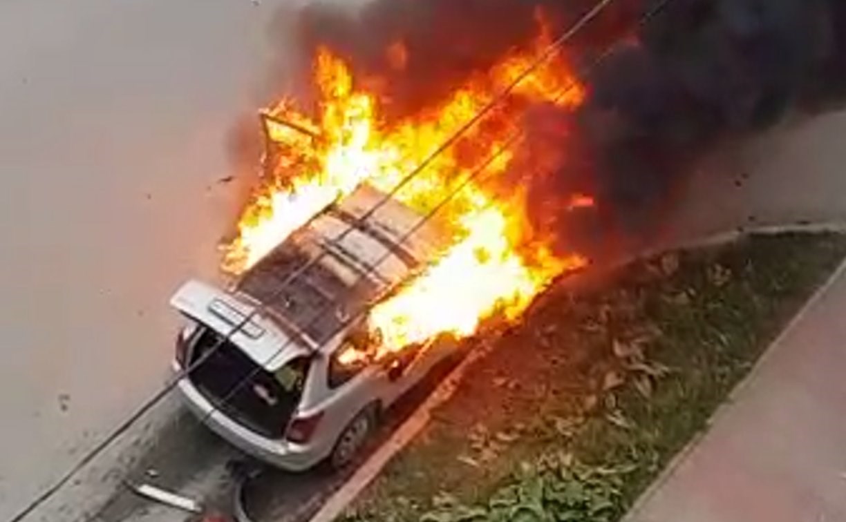 Очевидец: в Южно-Сахалинске сгорел автомобиль после ДТП
