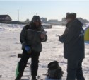 Сотрудники МЧС пытаются образумить сахалинских рыбаков-любителей