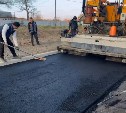 Новый асфальт укладывают в Углегорском районе
