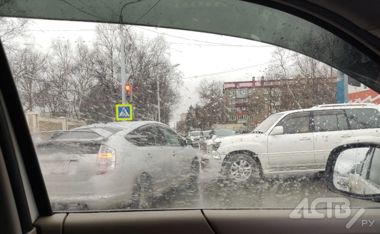 Внедорожник и Toyota Prius столкнулись на перекрёстке в Южно-Сахалинске