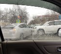 Внедорожник и Toyota Prius столкнулись на перекрёстке в Южно-Сахалинске