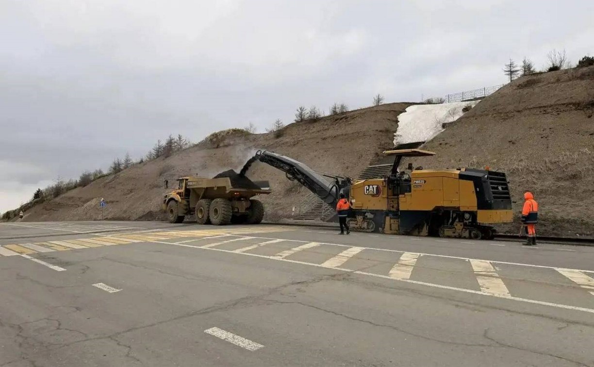 Четыре из девяти водопропускных труб установили на Холмском перевале