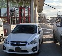 В Южно-Сахалинске разыскивают тех, кто повредил Subaru Impreza на парковке