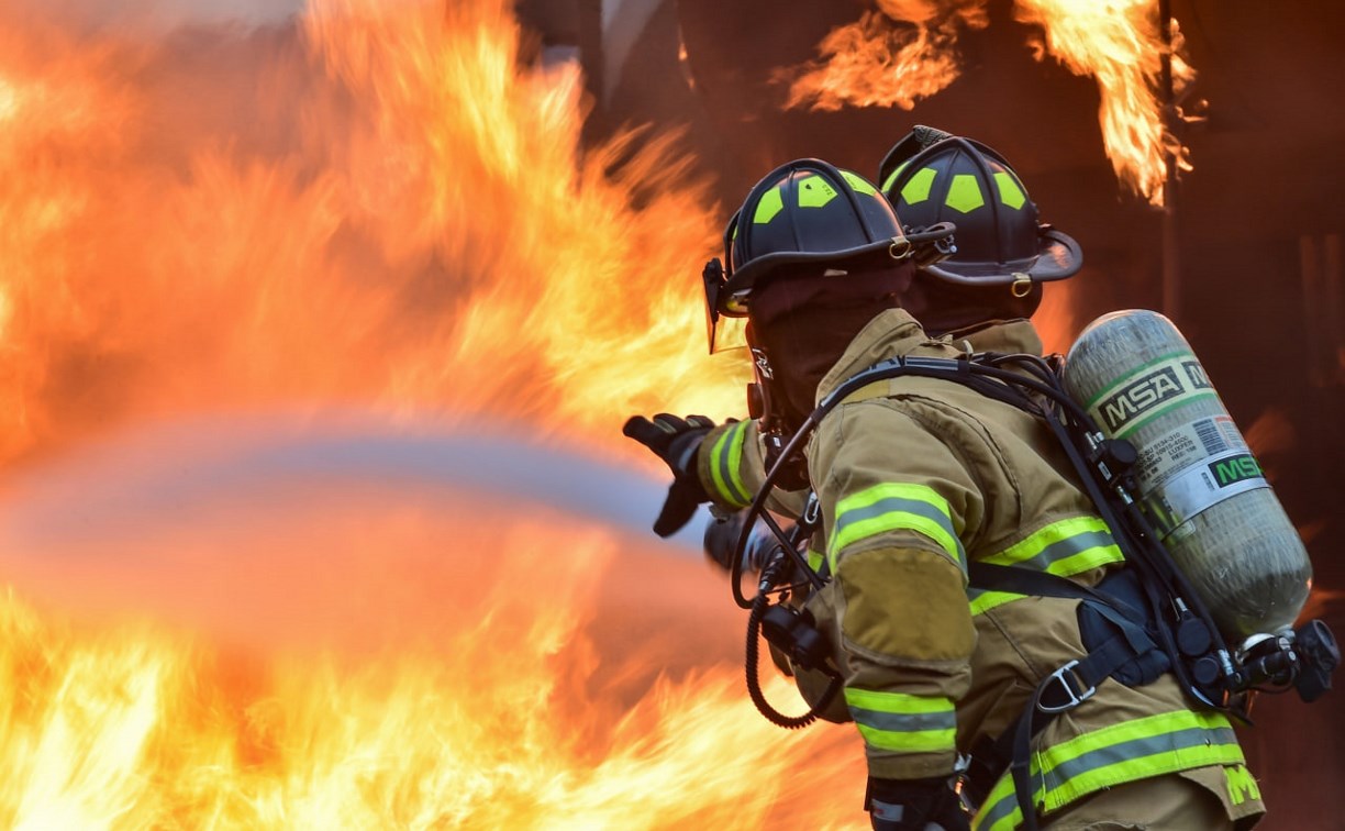 Пожар тушили на центральном пляже в Аниве