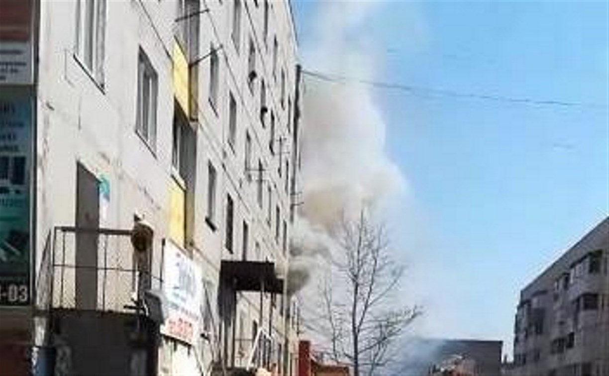 Южносахалинец, выпрыгнувший с балкона во время пожара, скончался в больнице