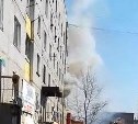 Южносахалинец, выпрыгнувший с балкона во время пожара, скончался в больнице