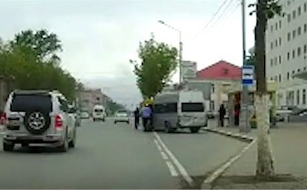Водители маршруток устроили разборки прямо на дороге в Южно-Сахалинске