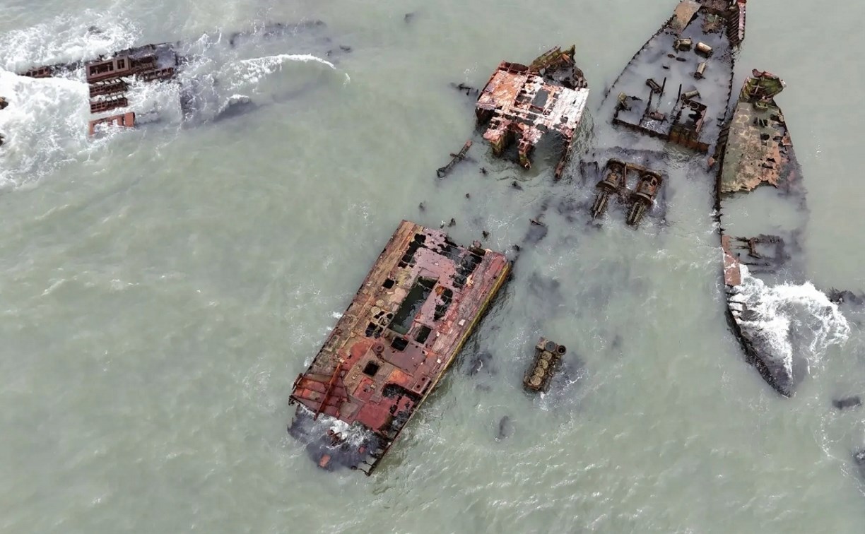 В бухте Лососей на Сахалине возобновили подъем затонувших судов 