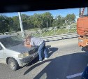"Неравное столкновение": КамАЗ и легковушка столкнулись в Южно-Сахалинске