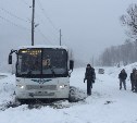 Застрявший в Синегорске автобус пришлось вытаскивать с помощью трактора