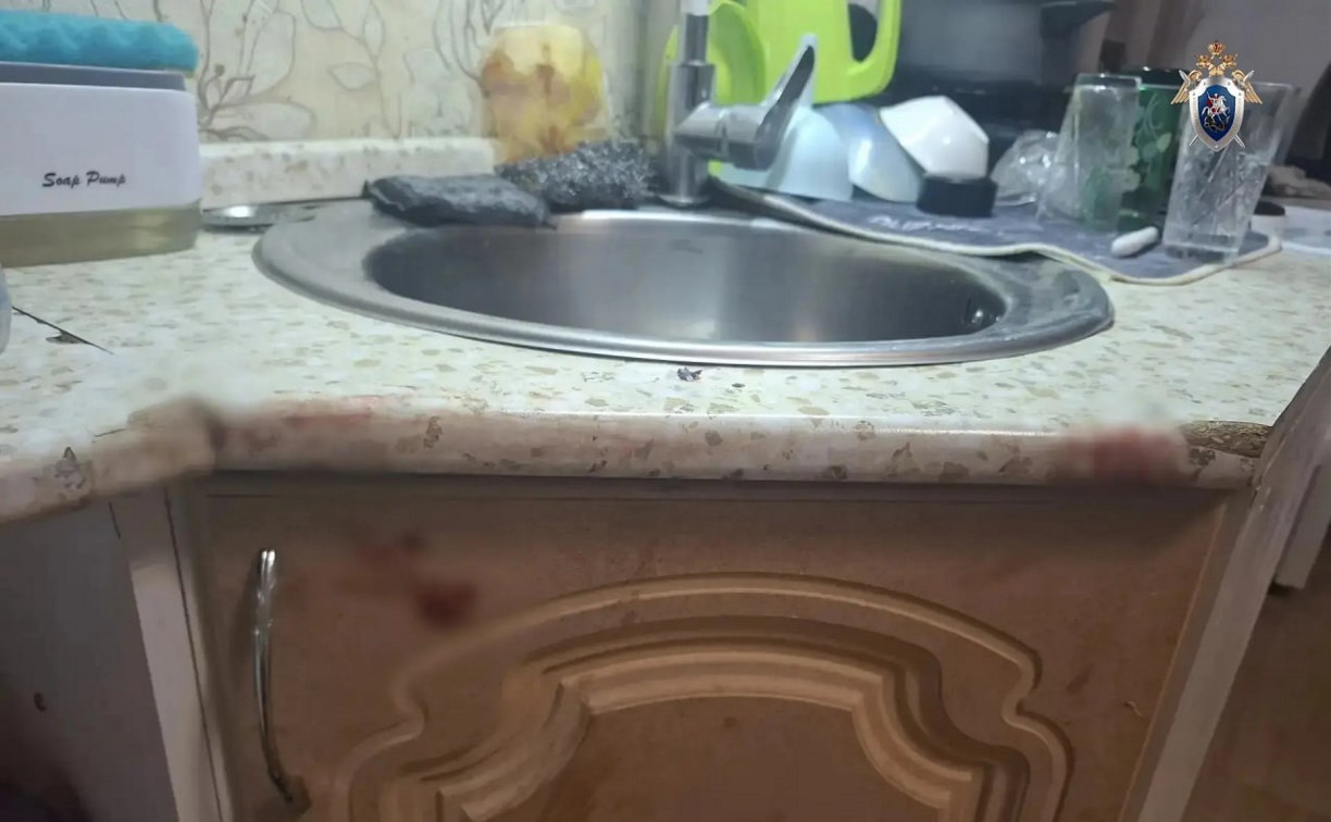 На Сахалине мужчине с ножевым ранением удалось сбежать от преступника