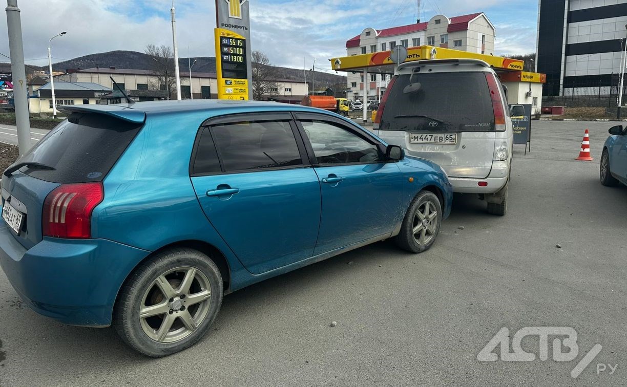 Автомобилист в Южно-Сахалинске не заметил ярко-голубую машину на заправке и въехал в неё