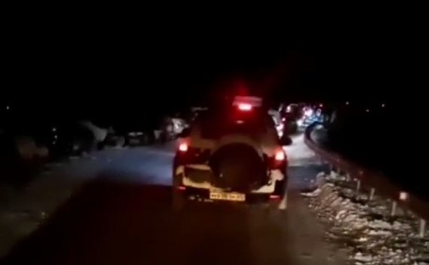Автолюбители на Сахалине встали в пробку на трассе из-за "самых голодных" рыбаков
