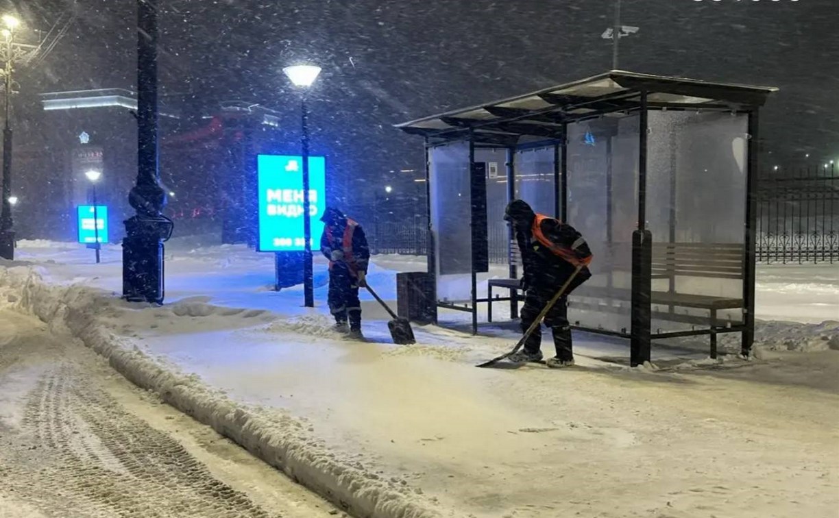 111 единиц техники и 60 рабочих вышли на расчистку в Южно-Сахалинске 
