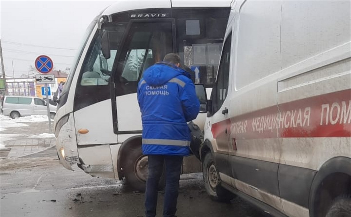 Скорая помощь столкнулась с автобусом в Южно-Сахалинске