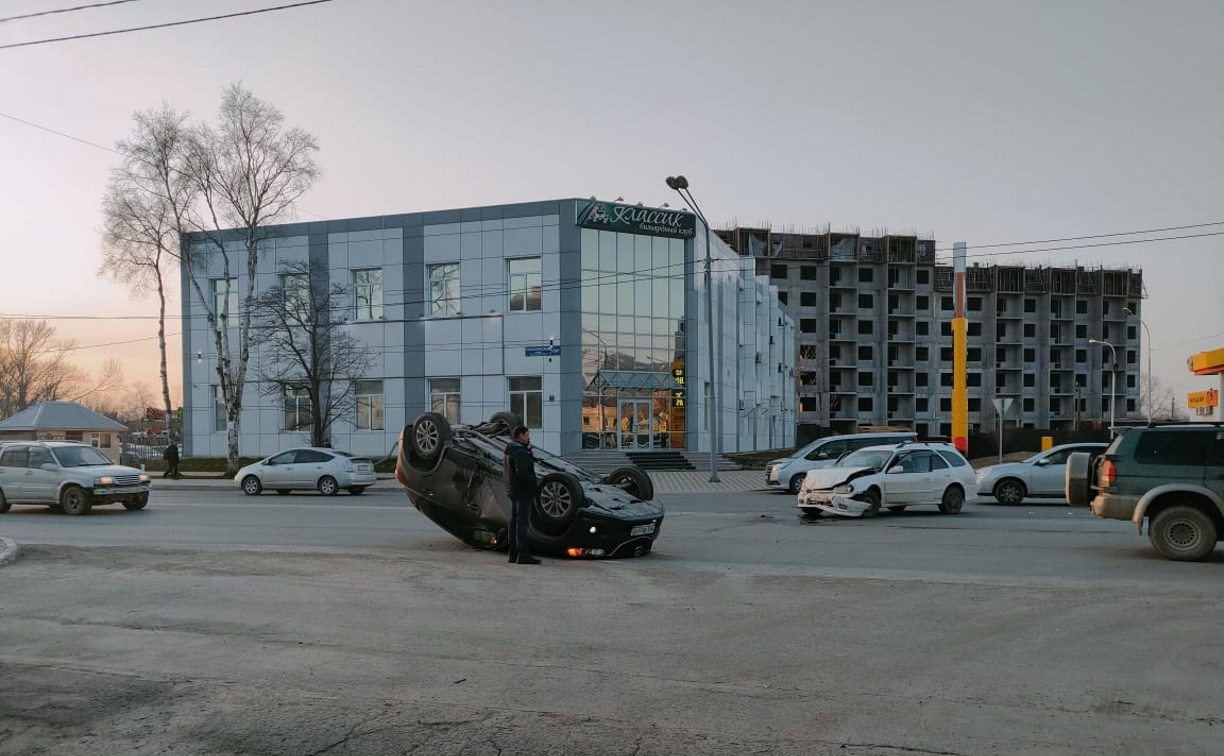 При столкновении автомобилей в Южно-Сахалинске один из них перевернулся