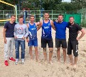 Мужчины и женщины сразились в пляжном волейболе на Сахалине