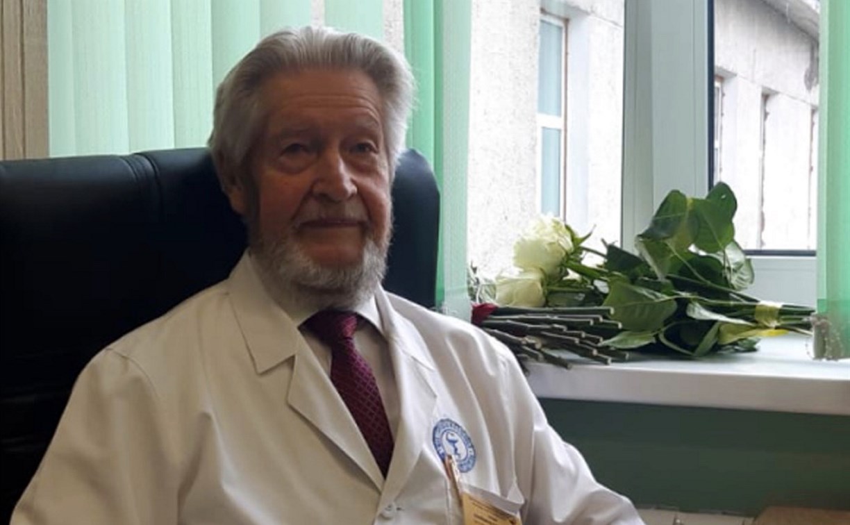 Сахалинского врача-физиотерапевта поздравили с 90-летним юбилеем