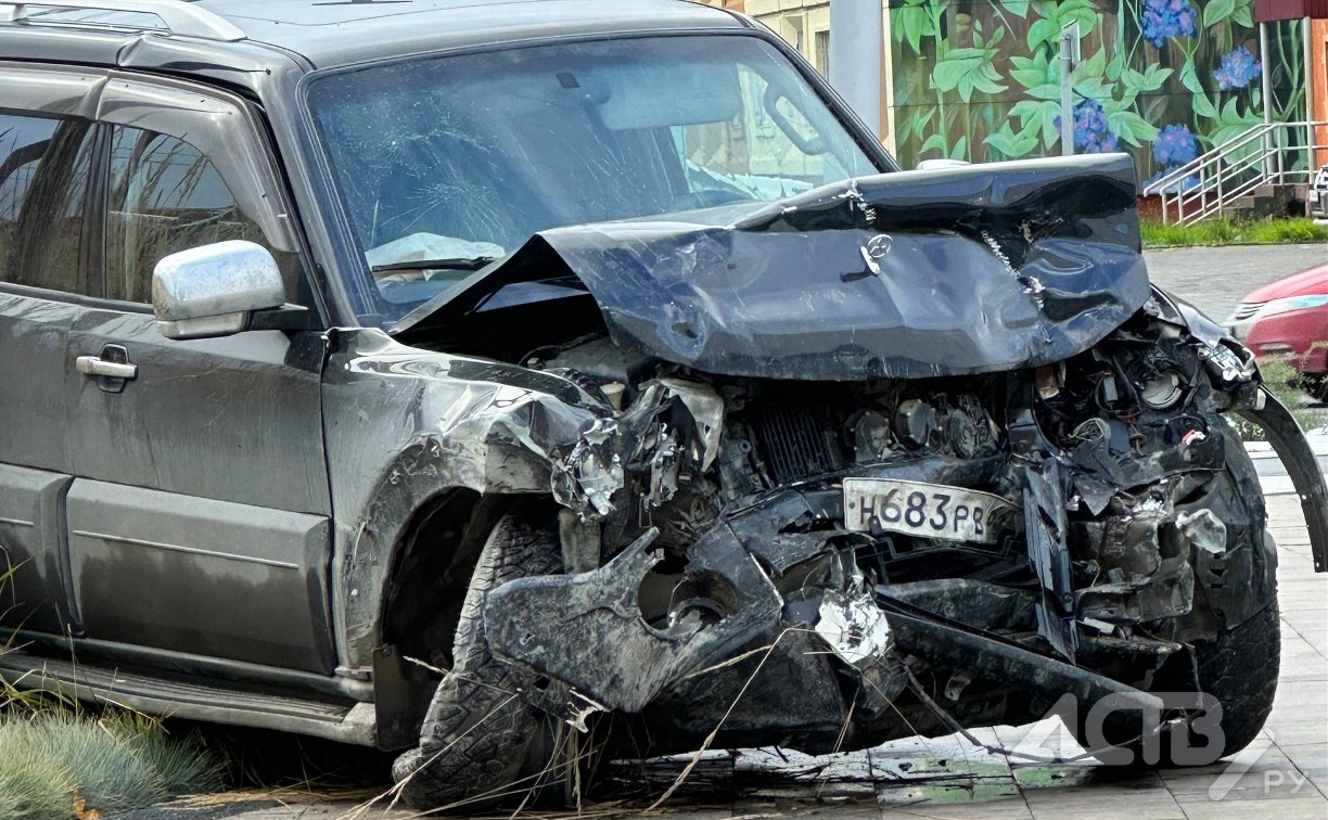 Подбитый внедорожник на скорости влетел в сквер: в Южно-Сахалинске массовое ДТП 