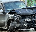 Подбитый внедорожник на скорости влетел в сквер: в Южно-Сахалинске массовое ДТП 