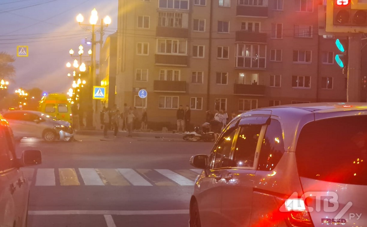 На перекрестке в Южно-Сахалинске столкнулись мотоцикл и Honda Fit