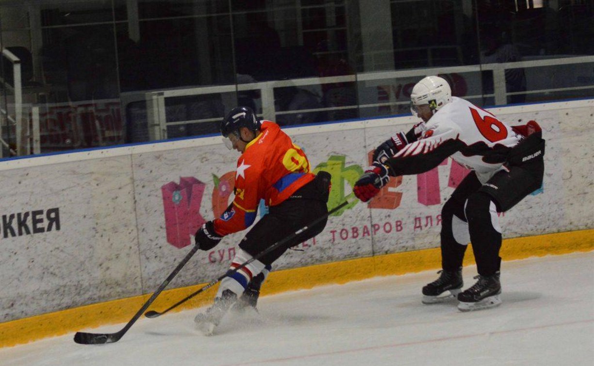 На Сахалине идет борьба за выход в плей-офф чемпионата по хоккею среди любительских команд 