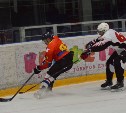 На Сахалине идет борьба за выход в плей-офф чемпионата по хоккею среди любительских команд 