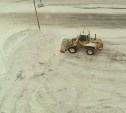 Коммунальные службы Южно-Сахалинска приступили к расчистке снега после метели