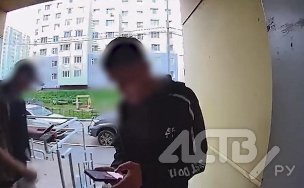 В Южно-Сахалинске мужчина справлял нужду в лифте, но двери внезапно открылись