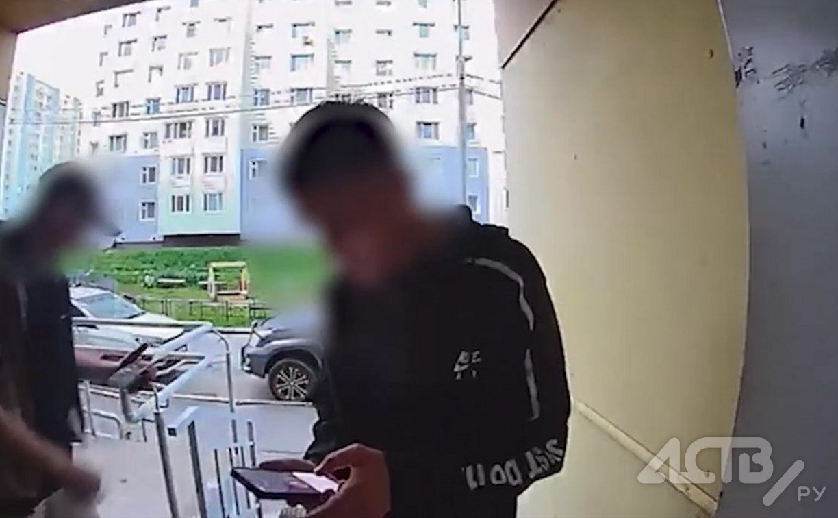 В Южно-Сахалинске мужчина справлял нужду в лифте, но двери внезапно открылись