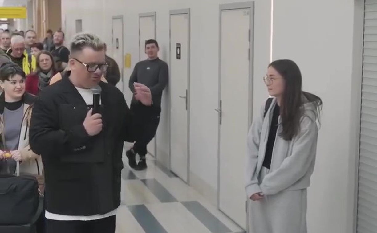 "Весь зал замер": россиянин необычным способом попросил прощения у любимой в аэропорту на Сахалине