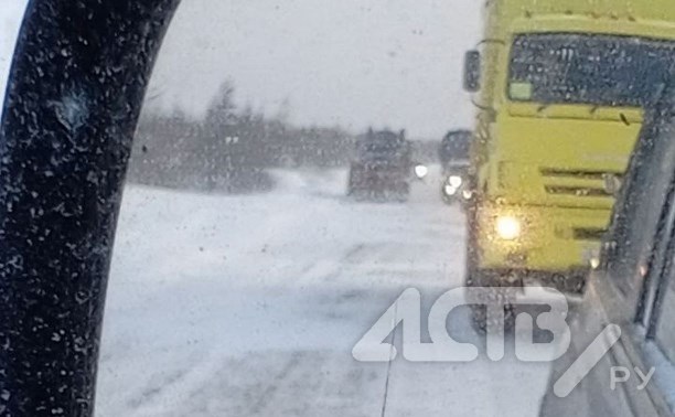 Колонна машин собралась возле закрытого участка трассы на Сахалине