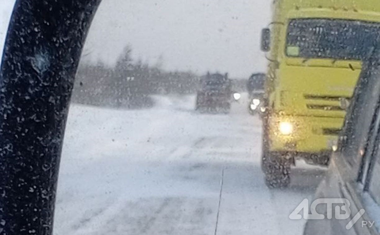 Колонна машин собралась возле закрытого участка трассы на Сахалине