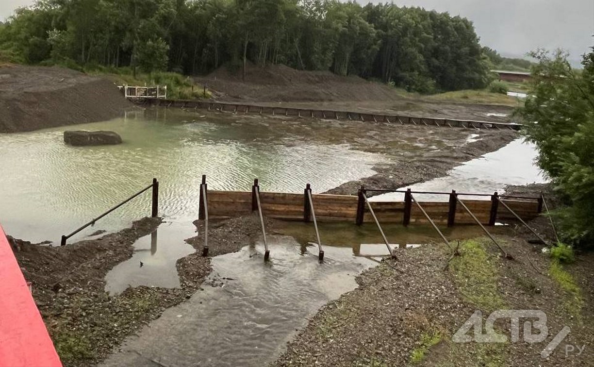 Установка забора на реке Гастелловка на Сахалине вызвала вопросы у сахалинской прокуратуры