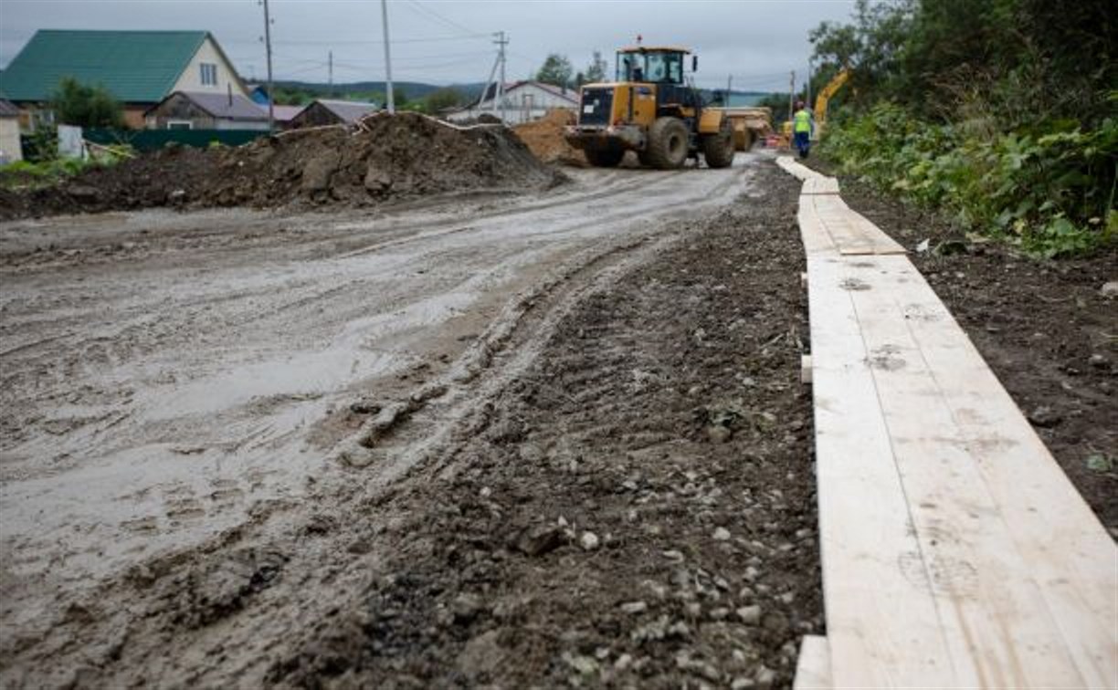 Утопающее в грязи село Ключи обещали спасти временными тротуарами и мойкой для колёс